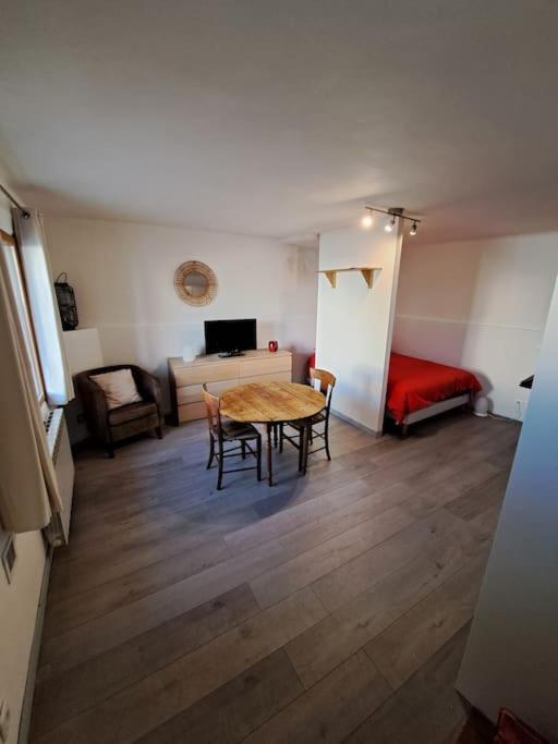 Le Studio De La Place Chalier L'Isle-sur-la-Sorgue Exterior photo